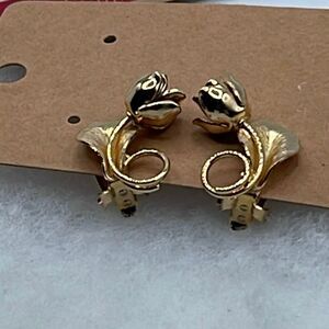 Vintage rose bud climber style clip earrings.